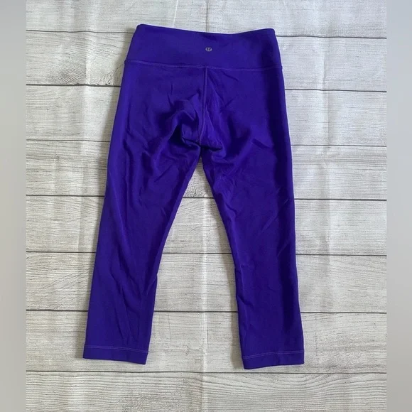 Lululemon Athletica Purple Leggings Cropped Workout  Bottoms in Size 4 - Picture 2 of 3